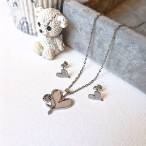 نیم ست استیل نقره ای شنی قلب شامل گردنبند و گوشواره مدل قلب و گل کد191