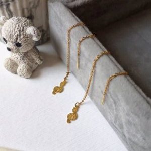 گوشواره مدل بخیه استیل طلایی شن پاش مدل نت کد۳۲۵
