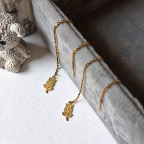 گوشواره مدل بخیه ای استیل طلایی شن پاش طرح گل لاله کد۳۲۴