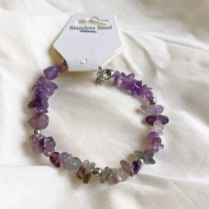 دستبند چیپسی سنگ طبیعی آمیتیست اصل(سنگ جذب تمرکز و ارامش)کد۲۸۱